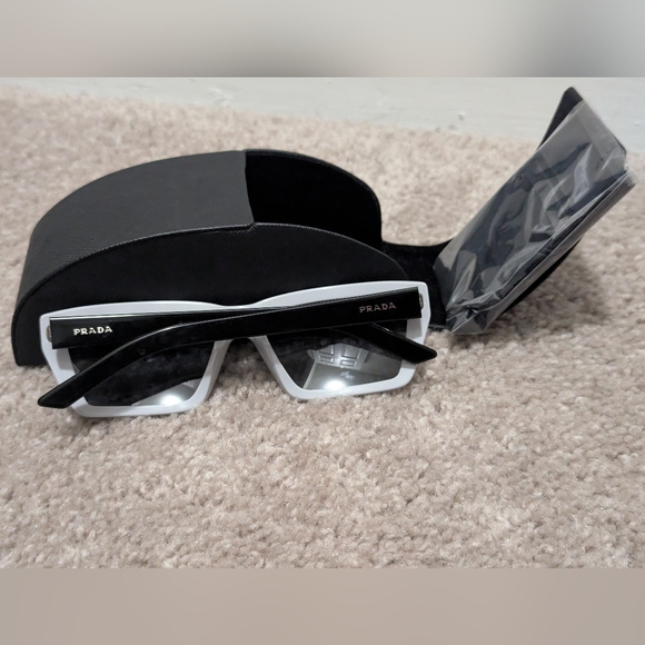 Prada sunglasses, black and white- accessory, Women's, great condition - Picture 7 of 9